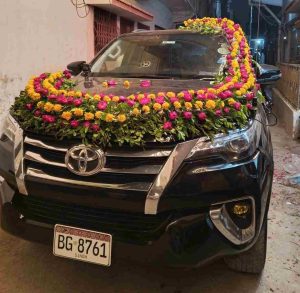 White Toyota Fortuner for Wedding in Karachi – Beautifully Decorated for Your Special Day